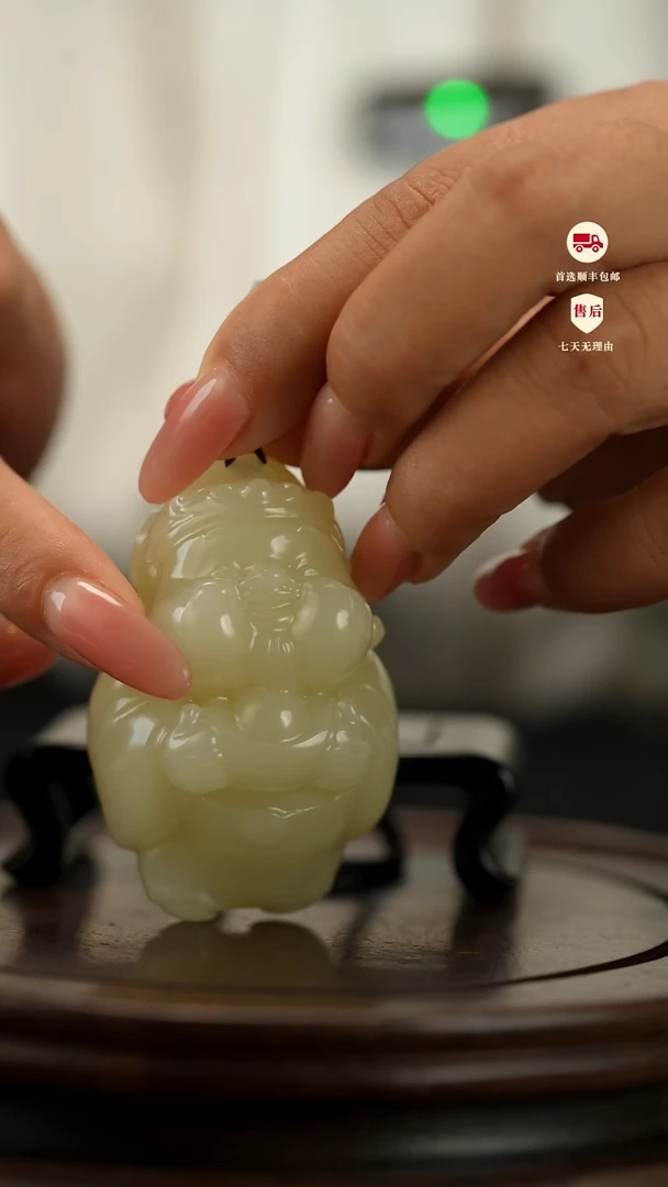 云南石竹叶青雕刻：丰盈在握手把件  小地主