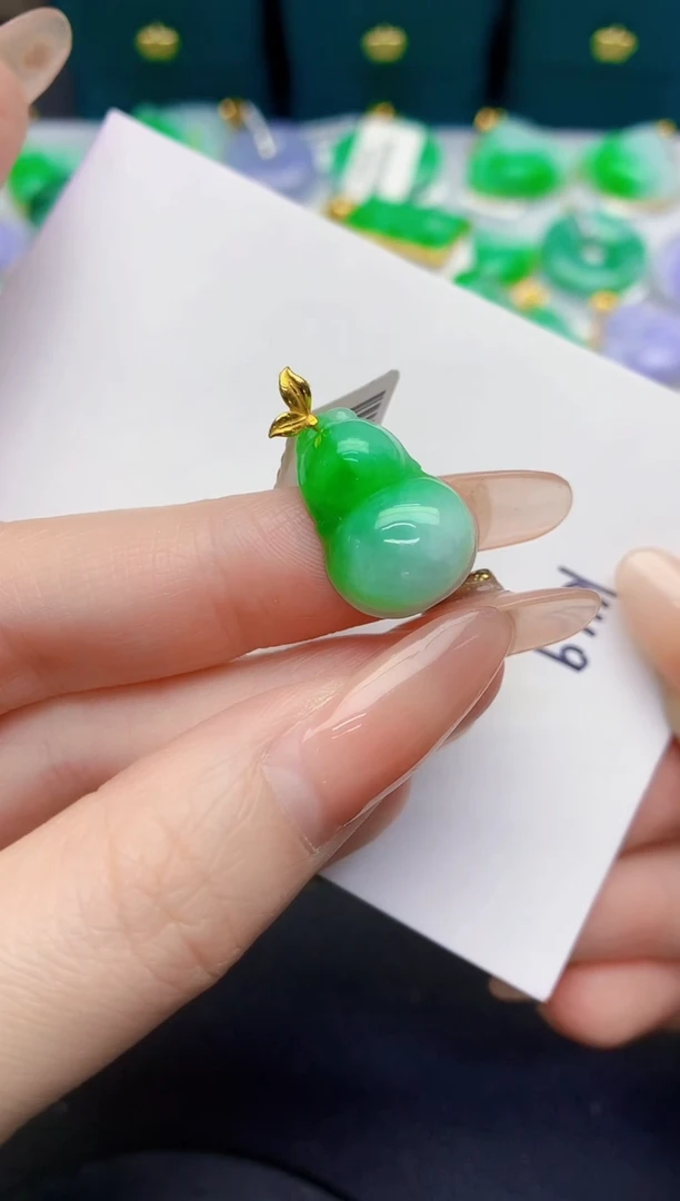 颈饰18K金镶嵌翡翠缅甸天然翡翠A货