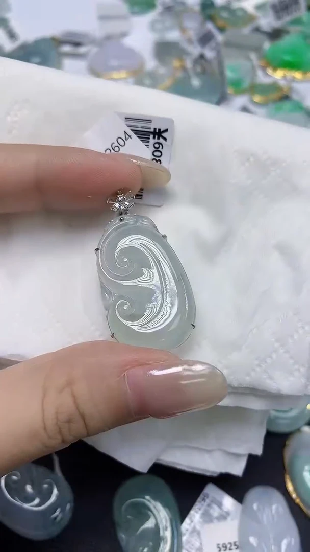 翡翠18K金镶嵌颈饰天然缅甸翡翠A货