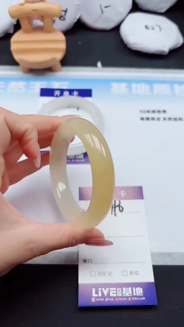 石英质玉手镯未镶嵌190