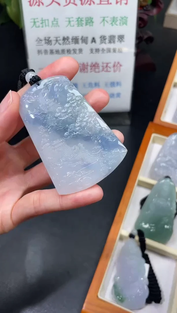 翡翠未镶嵌颈饰山水