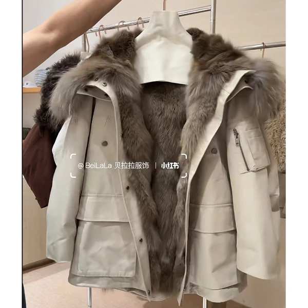 2025新款卡其色中长款毛领连帽派克服女冬季加绒加厚工装羽绒外套