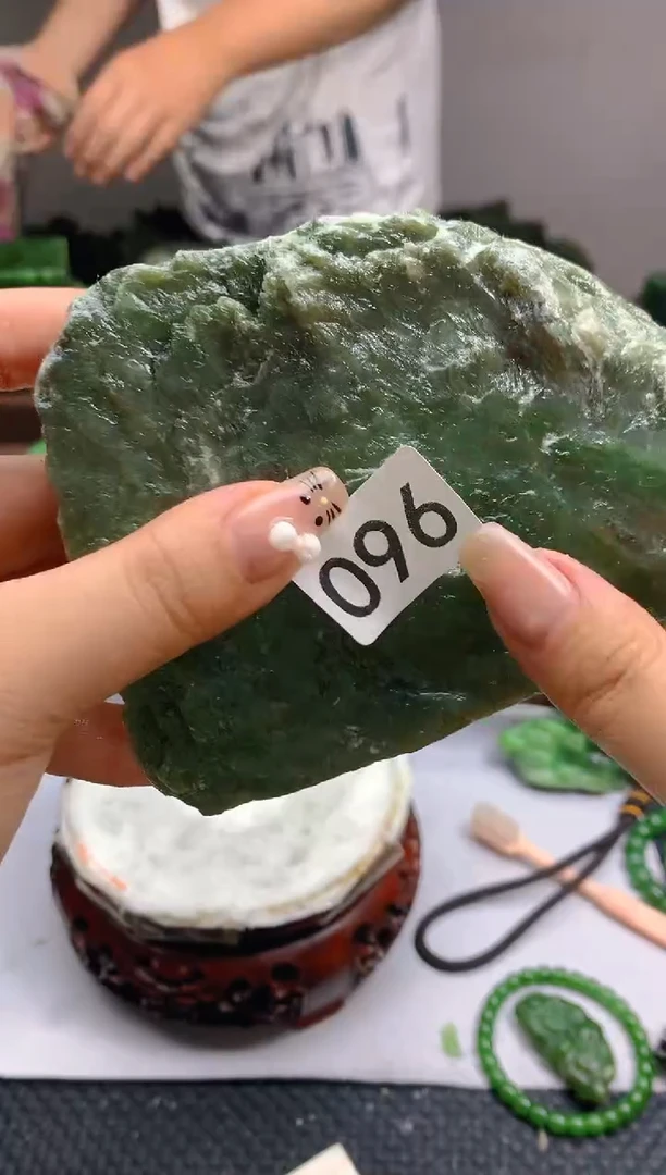 和田玉（碧玉）未镶嵌珠宝半成品96