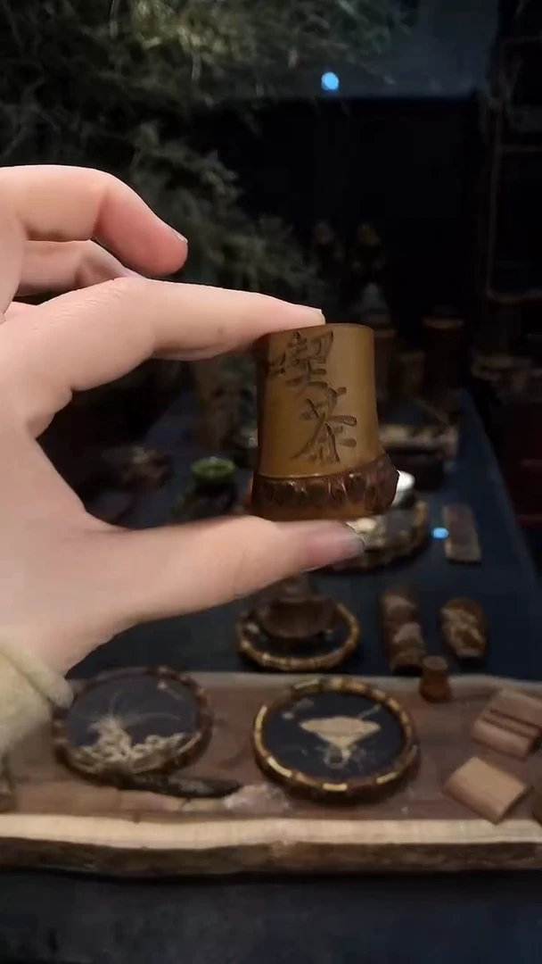 白*边竹鞭吃茶盖置.........