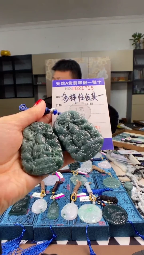 颈饰未镶嵌翡翠 多样性发其一