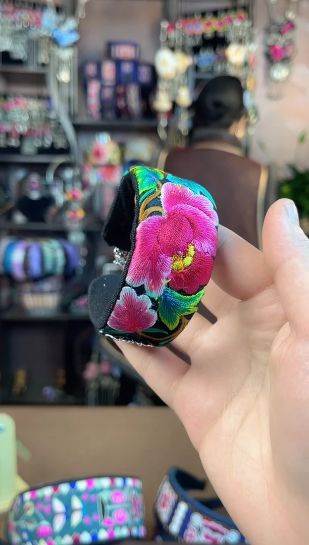 织绣民族风手工非遗老绣饰品485