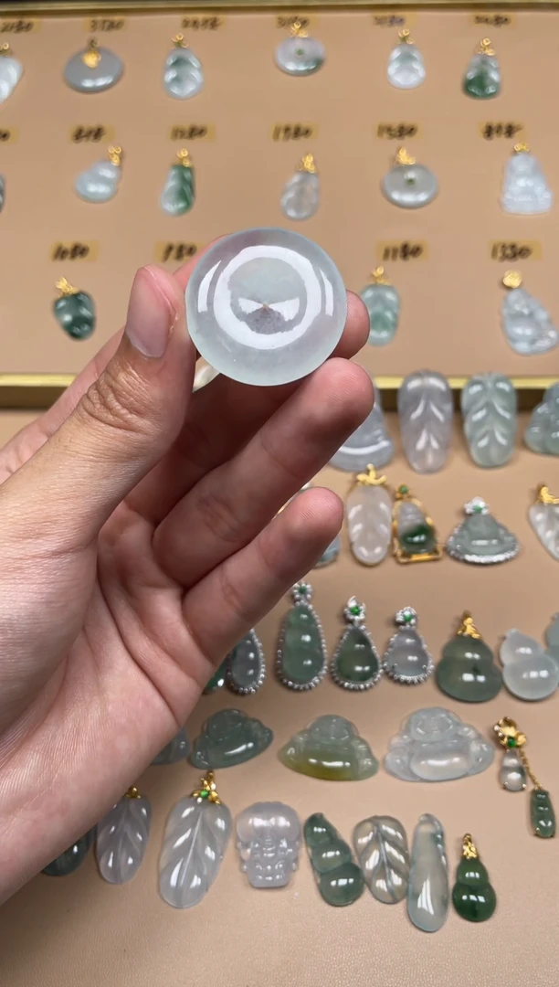 翡翠未镶嵌颈饰平安扣