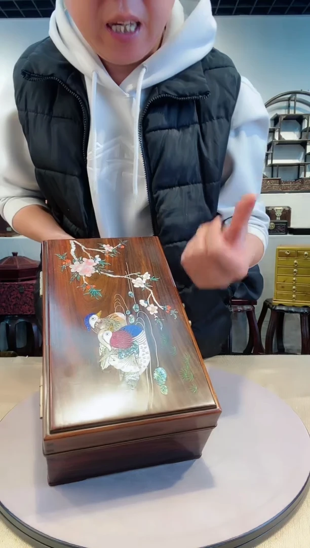 【闪购商品】交趾黄檀（大红酸枝）木雕大红酸枝螺钿线条盒鸳鸯戏水