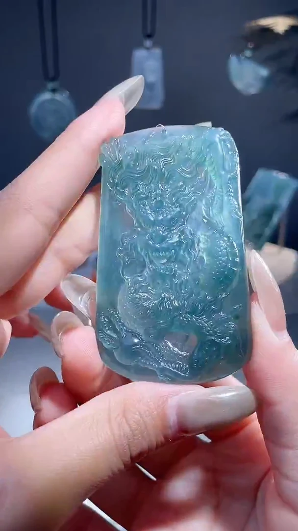 颈饰未镶嵌翡翠龙牌