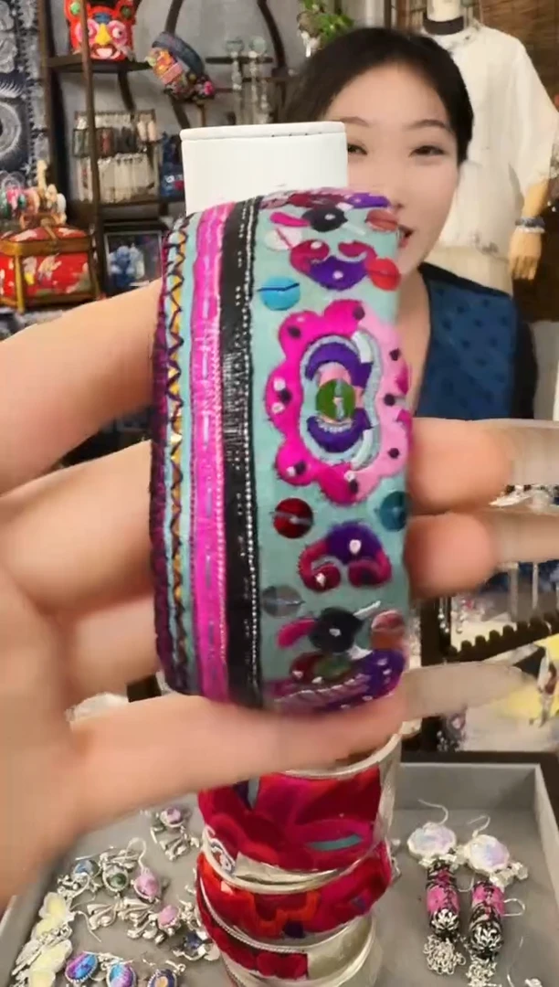 织绣啥**是云织瑶非遗老绣饰品069