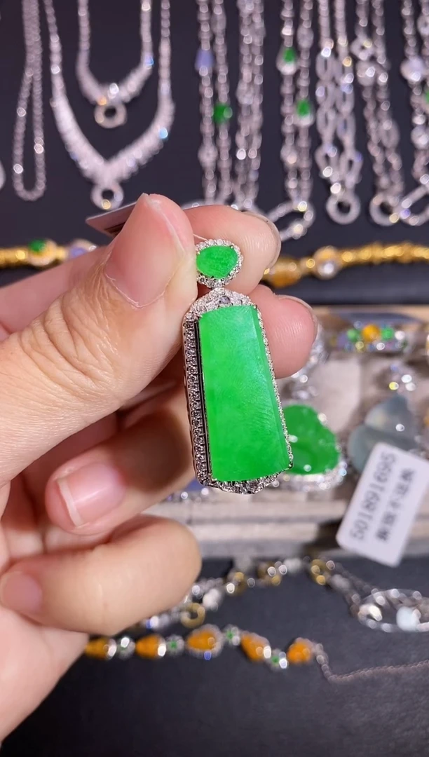 颈饰18K金镶嵌翡翠吊坠