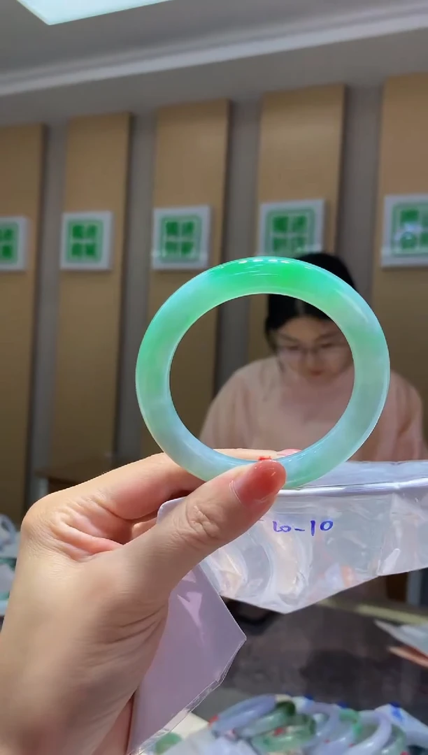 翡翠手镯未镶嵌-Q89 圈口56.2