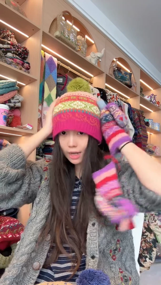 羊毛火龙果色单球帽