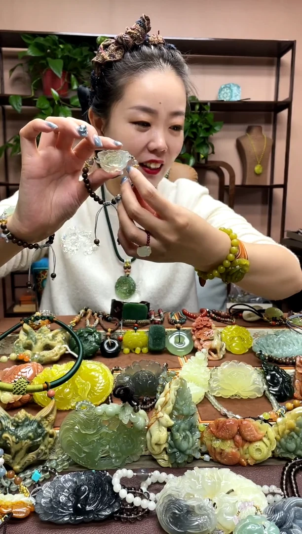 未镶嵌岫玉吊坠多样性发货发其中之一