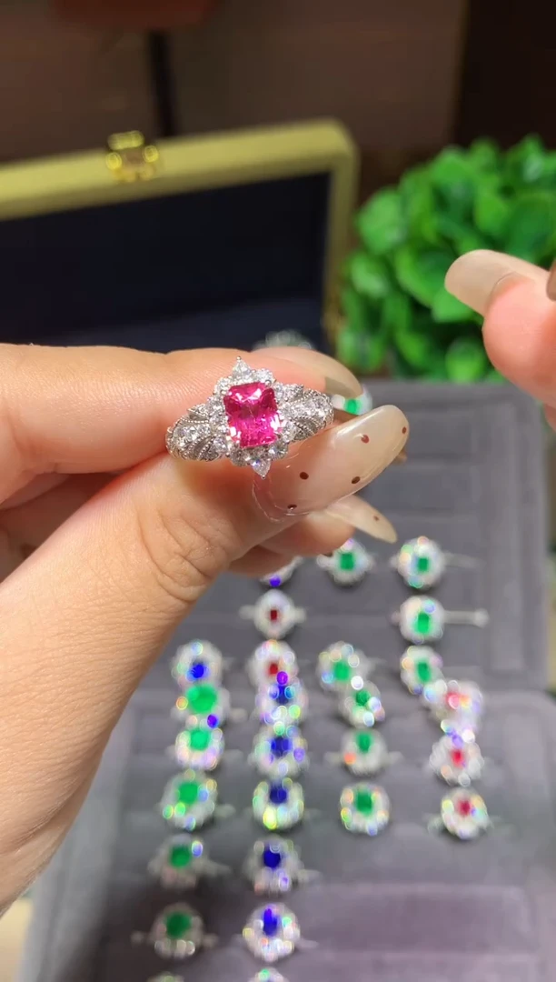 18K金镶嵌戒指尖晶石1.62ct