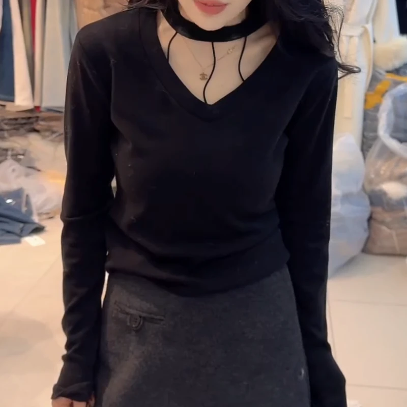 2026新款百搭显瘦V领T恤女镂空长袖修身打底衫上衣LK2509180