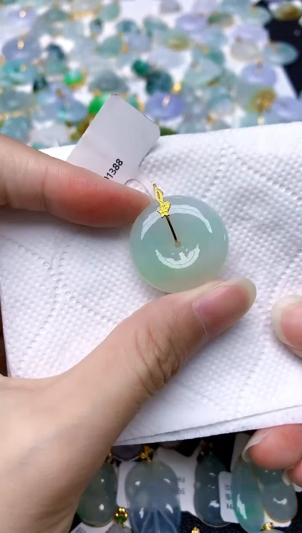 颈饰18K金镶嵌翡翠天然A货翡翠