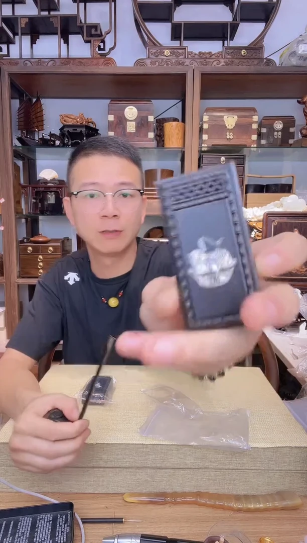 乌木类书架63号紫光檀嵌螺钿黄蛉盒  猪