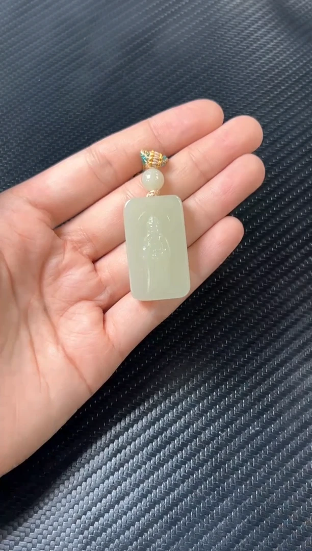 吊坠(赠链)未镶嵌和田玉且末微色差迪克兰一细吊坠