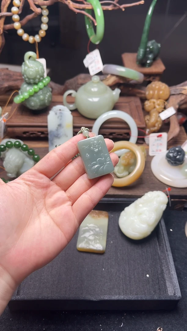 和田玉未镶嵌吊坠(不含链)吐拉牧场 花开富贵 有瑕疵