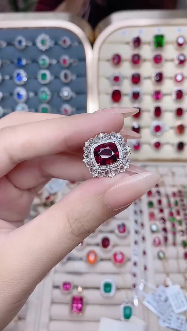 碧玺戒指18K金镶嵌碧玺.