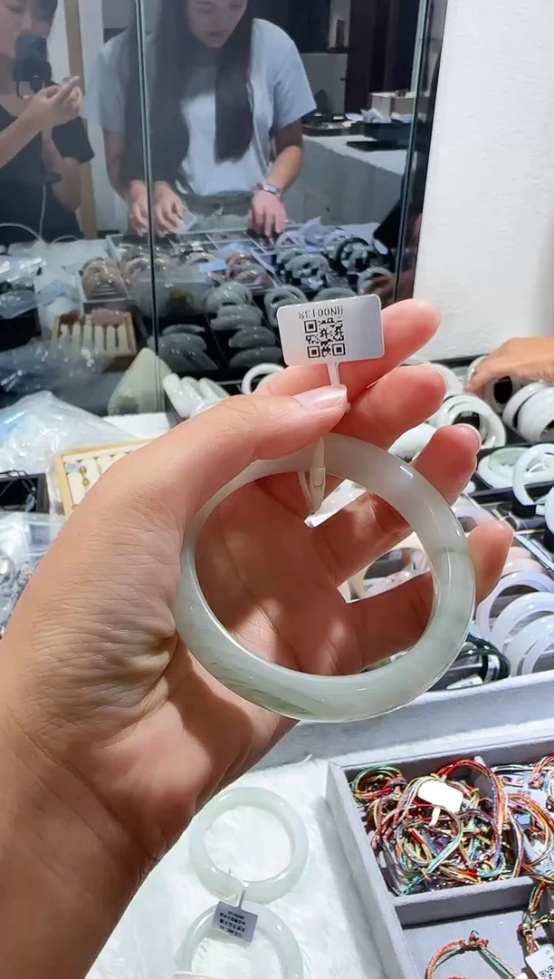 未镶嵌手镯石英质玉手镯