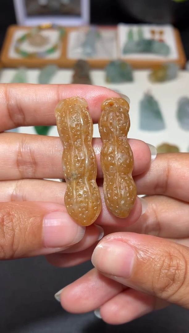 未镶嵌定制翡翠天*者花生一对