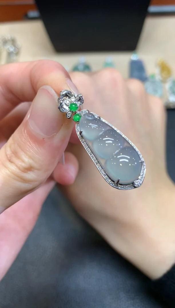 【闪购商品】翡翠颈饰18K金镶嵌福豆【无服务费】