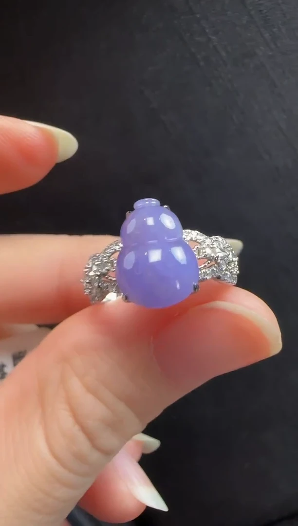 18K金镶嵌戒指翡翠633葫芦一枚