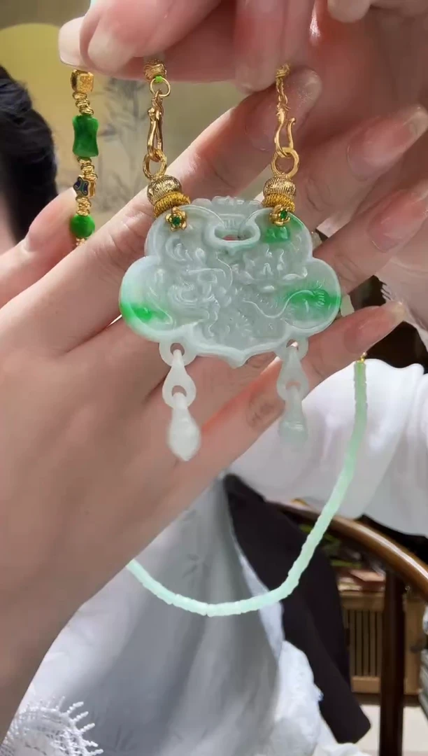 颈饰未镶嵌翡翠吊坠