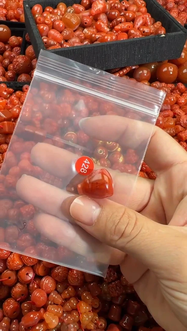 南红玛瑙未镶嵌颈饰1