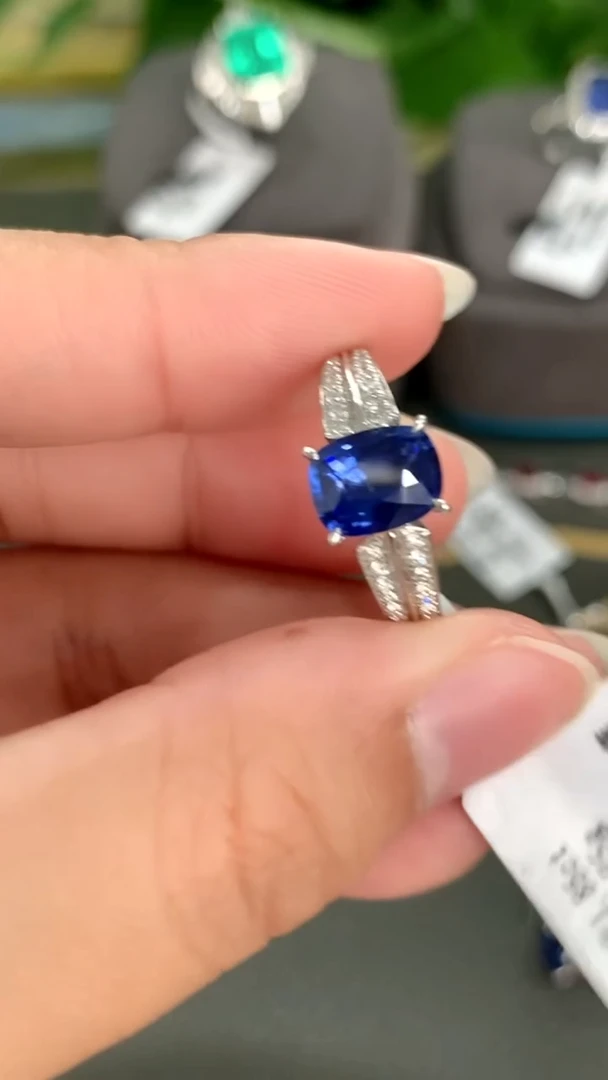 戒指蓝宝石18K金镶嵌1.85克拉