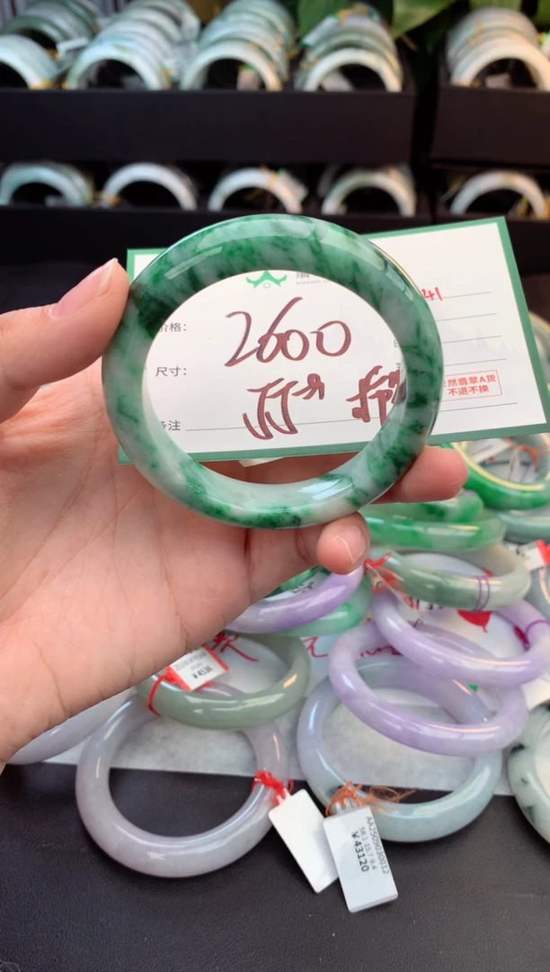 未镶嵌定制翡翠毛货需精细抛光+多人