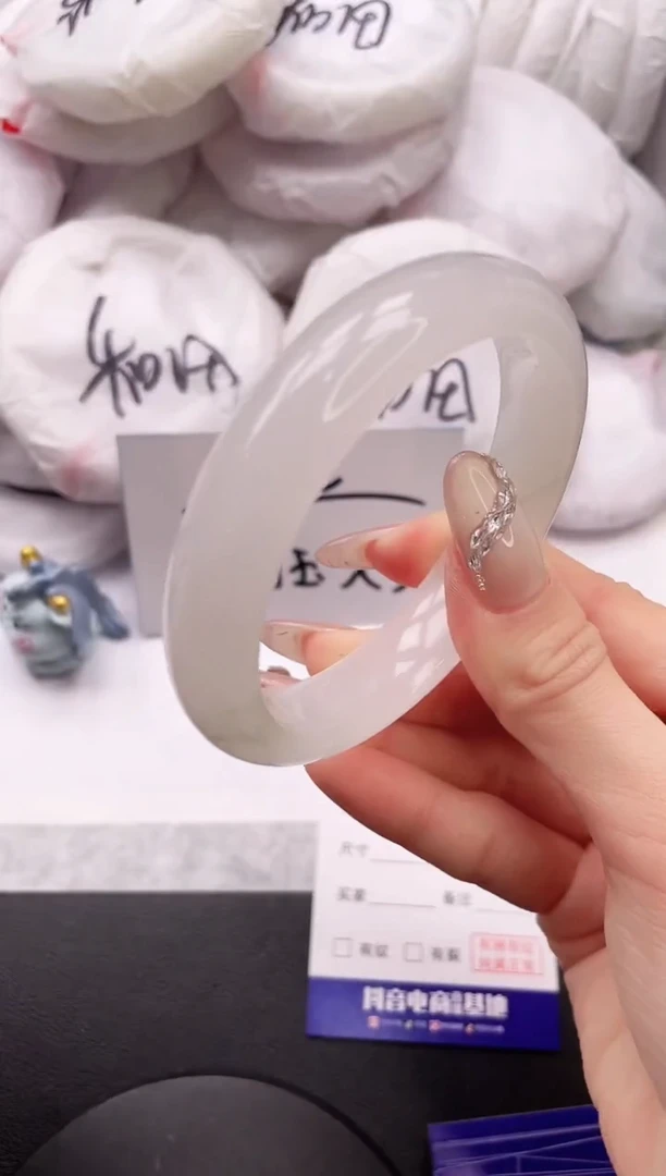 【闪购商品】石英质玉手镯未镶嵌26K79-58