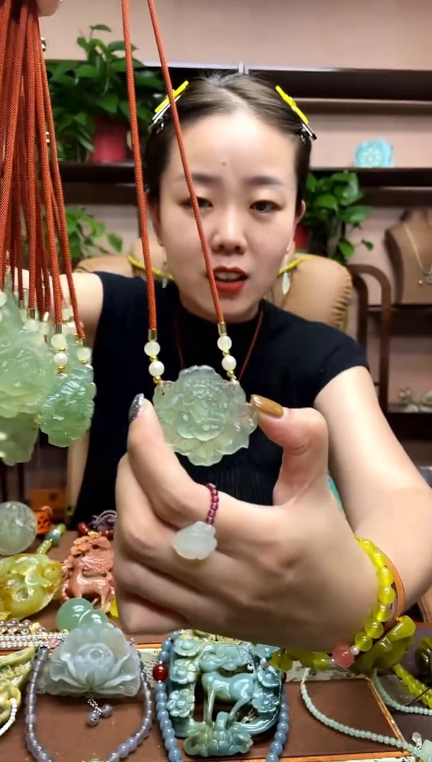 未镶嵌岫玉颈饰多样性发货发其中之一