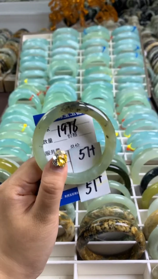 【闪购商品】蛇纹石玉手镯未镶嵌1976