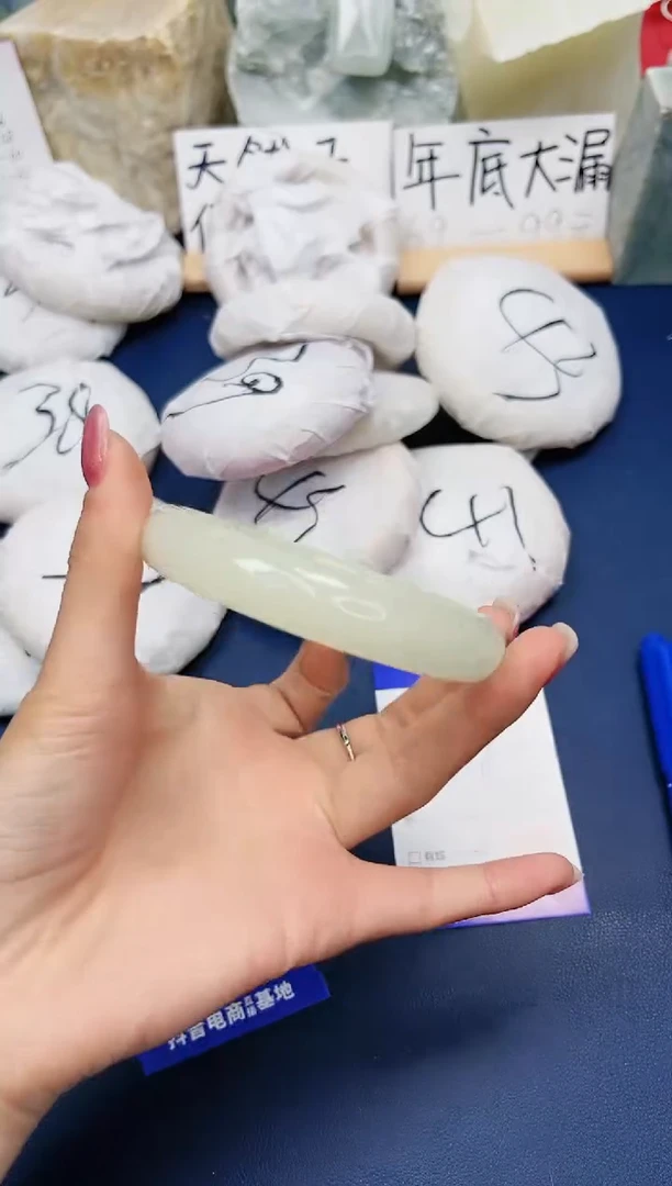 【闪购商品】石英质玉手镯未镶嵌218-玉兰白64圈口