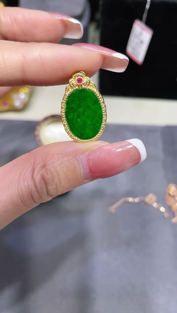 18K金镶嵌翡翠吊坠（不含链）