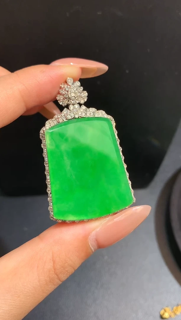 颈饰18K金镶嵌翡翠无事牌