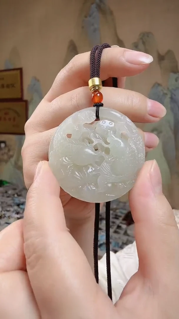 和田玉未镶嵌颈饰.