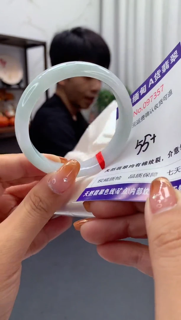 未镶嵌手镯翡翠有纹，完美者勿拍