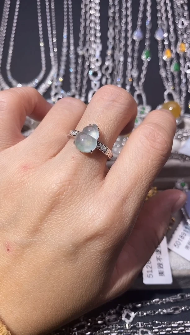 颈饰18K金镶嵌翡翠戒指