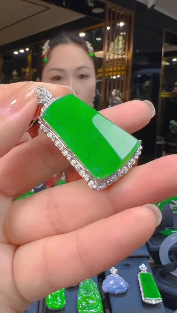 吊坠(赠链)18K金镶嵌翡翠106