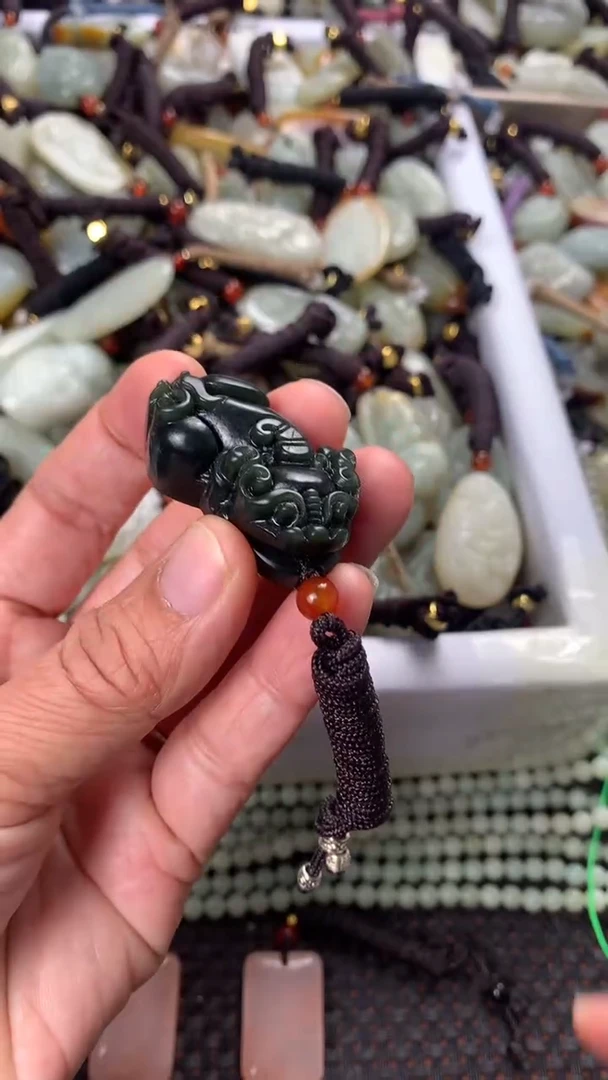 【闪购商品】和田玉颈饰未镶嵌多样性发货没有证书，拍一发一.有瑕