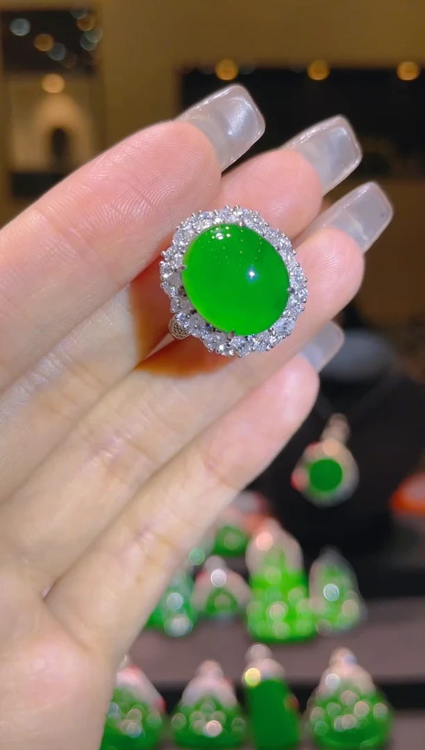 【闪购商品】翡翠吊坠(不含链)18K金镶嵌A70