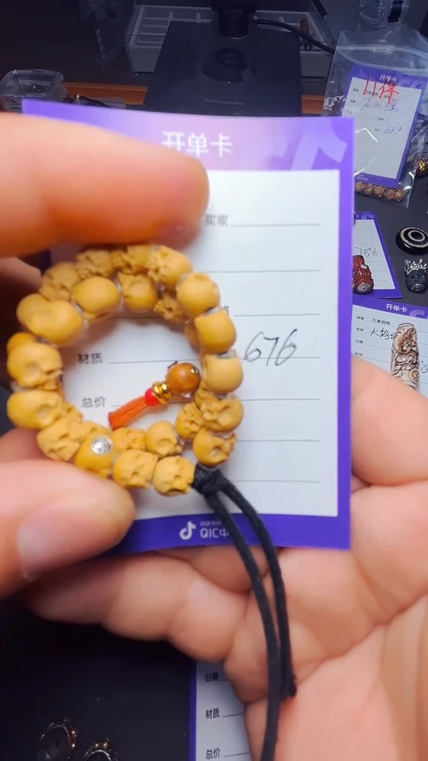 柏香籽/百香籽把件手工雕刻骷髅手持       