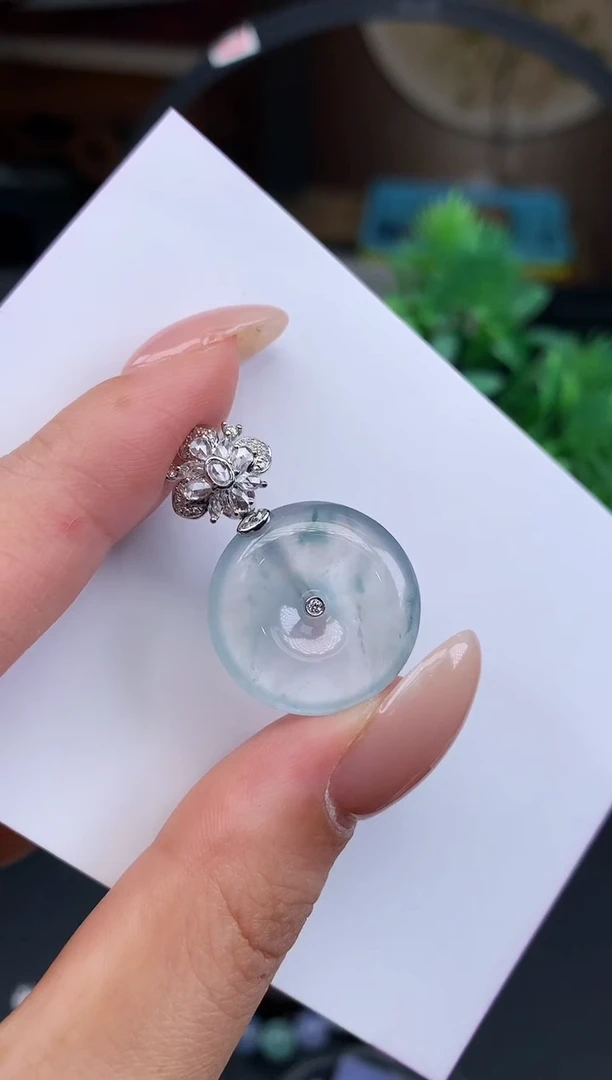 颈饰18K金镶嵌翡翠平安扣