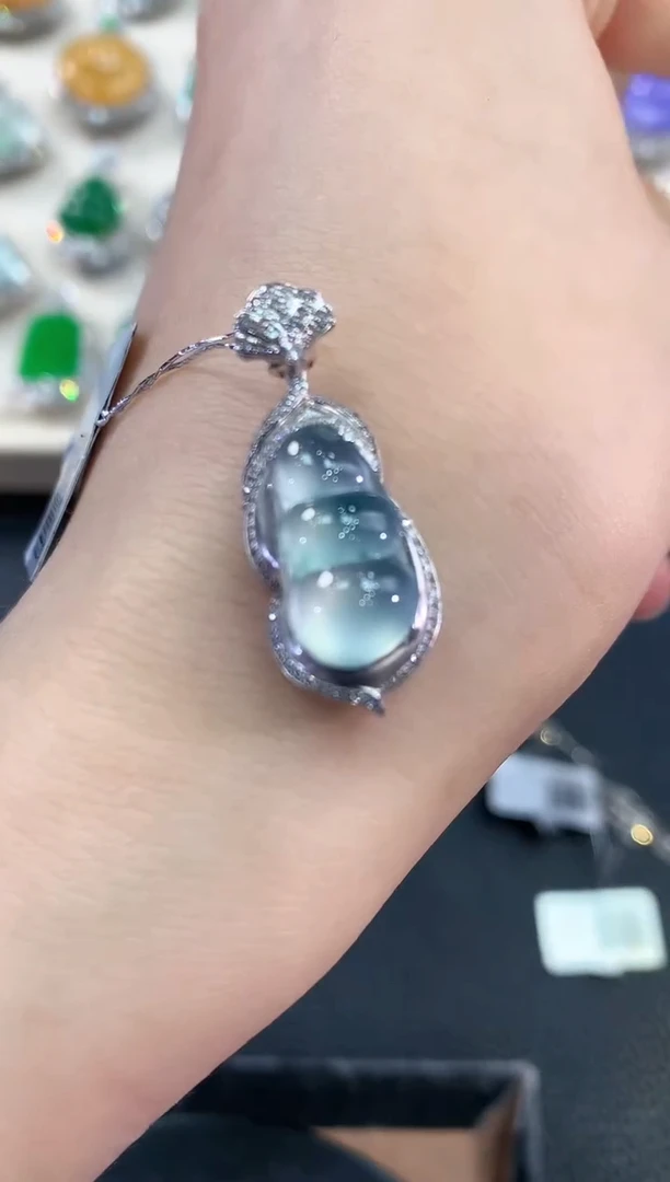 【闪购商品】翡翠吊坠(不含链)18K金镶嵌v65      