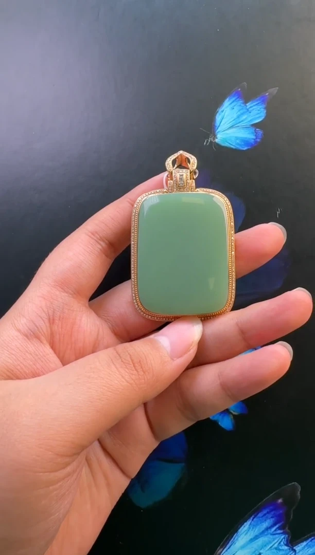 颈饰18K金镶嵌和田玉吊坠