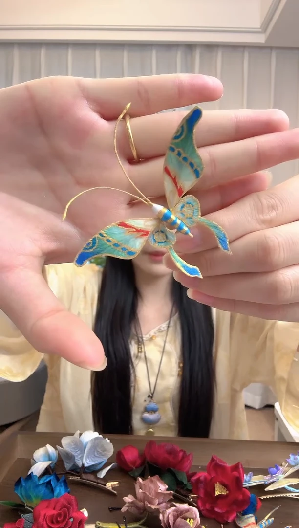 织绣手绘颤颤蝶绒花边夹